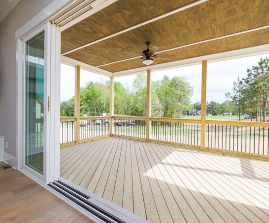 Terrasse : conseils pour un sol en bois durable