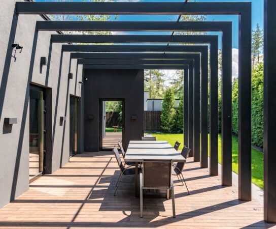 Pergolas : intégrer un espace barbecue fonctionnel