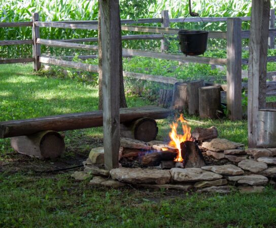 Intégrer un coin feu chaleureux dans votre jardin