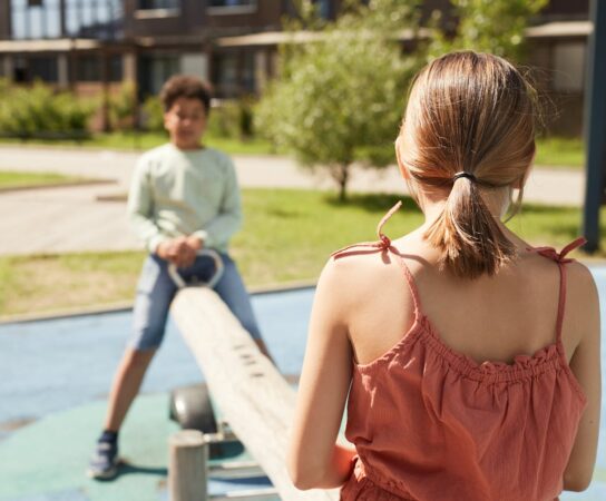 Aménagement extérieur : créer un coin jeux sécurisé pour enfants