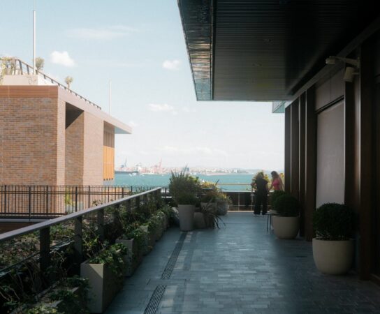 Choisir un revêtement antidérapant pour terrasse