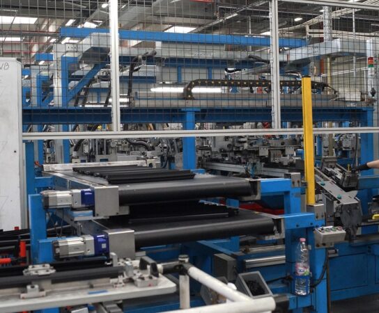 Pourquoi la découpe de caoutchouc sur mesure optimise vos productions ?