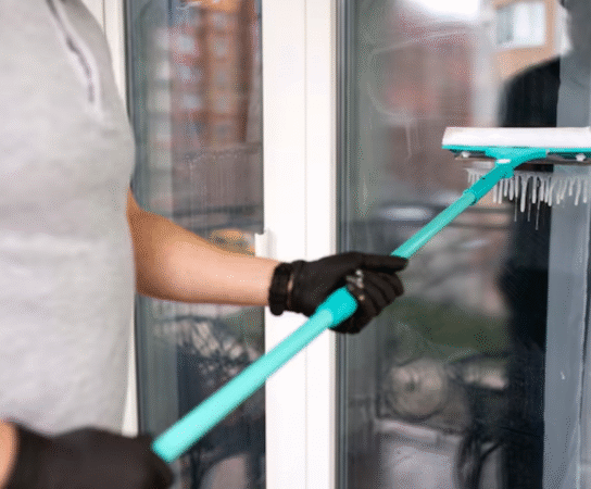 Nettoyage de vitres : redonnez de l’éclat à vos surfaces vitrées