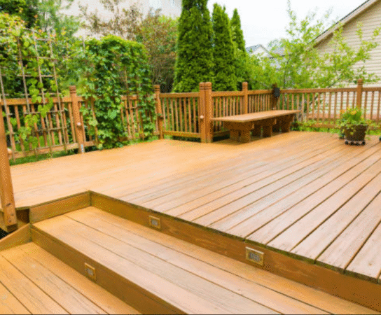Terrasse en bois ou en pierre : quel matériau choisir ?