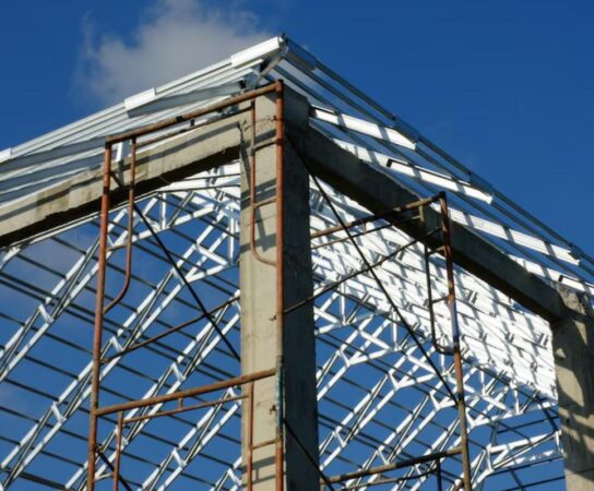 Charpente métallique : comment garantir robustesse et sécurité sur vos chantiers ?