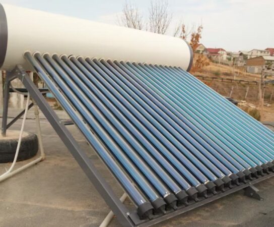 Chauffe-eau solaire : pourquoi l’adopter pour réduire vos factures d’eau chaude ?