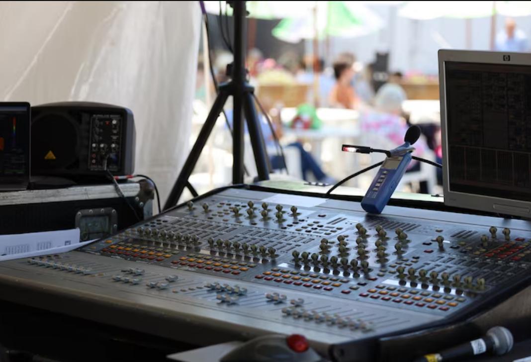Location de sonorisation et d’éclairage : réussir un événement sans fausses notes