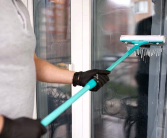 Nettoyage de vitres : l’astuce pour des surfaces impeccables sans traces