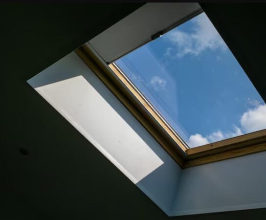 Pose d’une fenêtre de toit VELUX : l’astuce qui transforme une pièce sombre