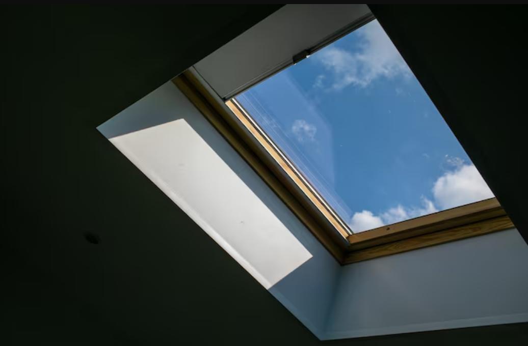 Pose d’une fenêtre de toit VELUX : l’astuce qui transforme une pièce sombre