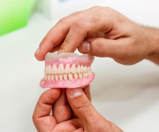 Prothèses dentaires : quelles solutions pour un sourire confortable et esthétique ?