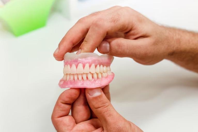 Prothèses dentaires : quelles solutions pour un sourire confortable et esthétique ?