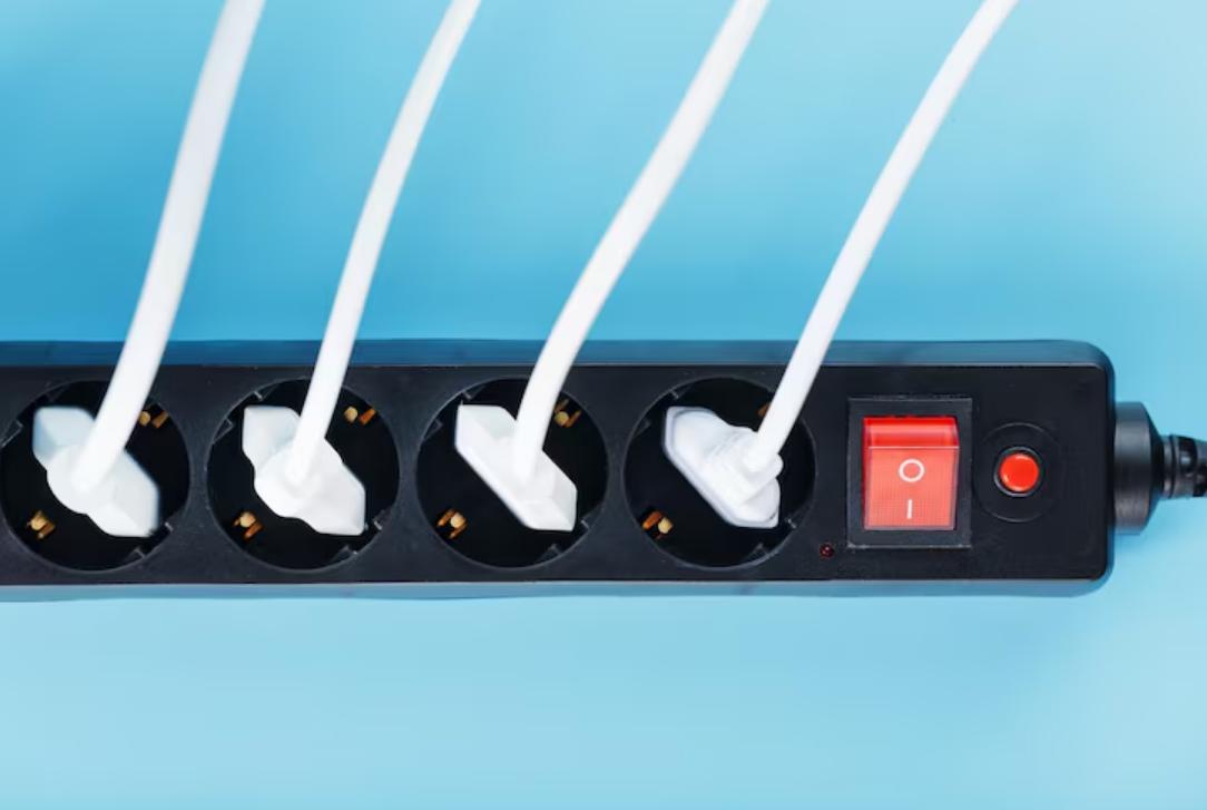 Comment une simple multiprise à interrupteur peut vous faire économiser 300€ par an ?