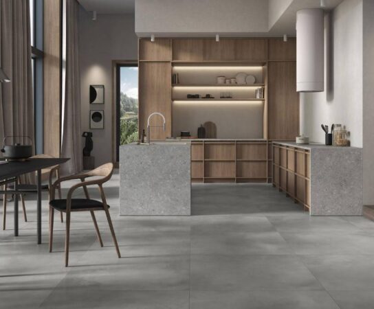 Associer un carrelage aspect béton et des meubles en bois