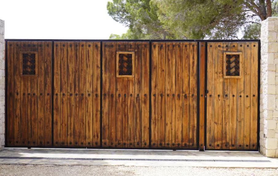 Automatisme portail bois : comment gérer le jeu causé par l’humidité ?