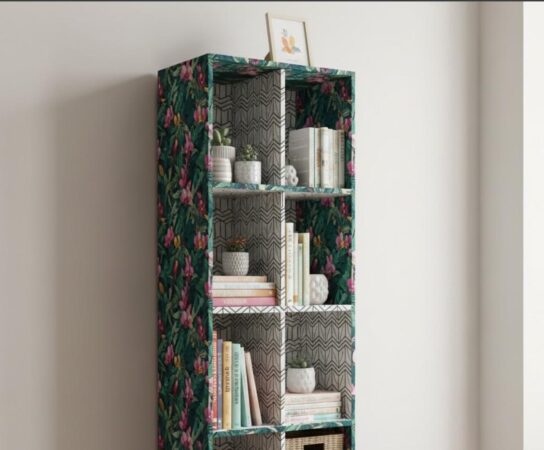 Relooker une colonne de rangement avec du papier peint