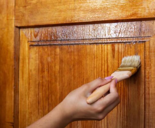 Customiser un meuble en bois sans le poncer, c&rsquo;est possible