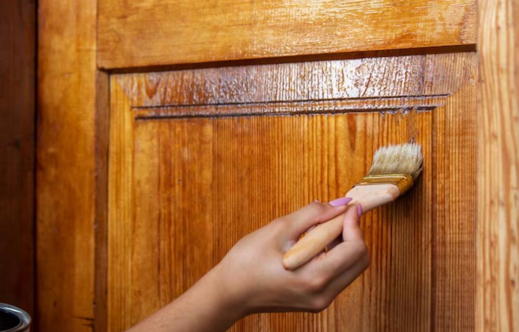 Customiser un meuble en bois sans le poncer, c&rsquo;est possible
