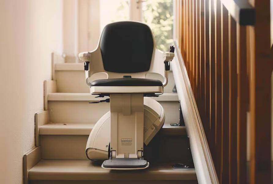 Monte-escalier debout ou assis : quelle option privilégier ?