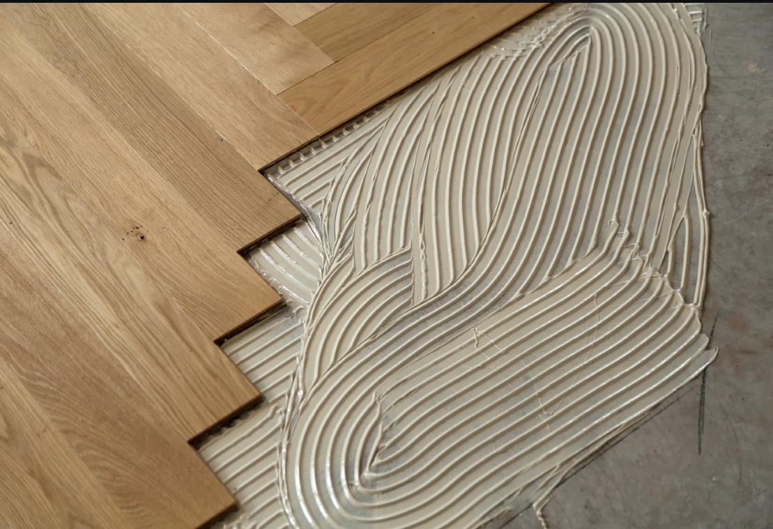 Pose collée du parquet massif : comprendre la norme en vigueur