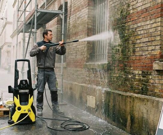 Ravalement de façade : choisir entre le Kärcher K7 et K5