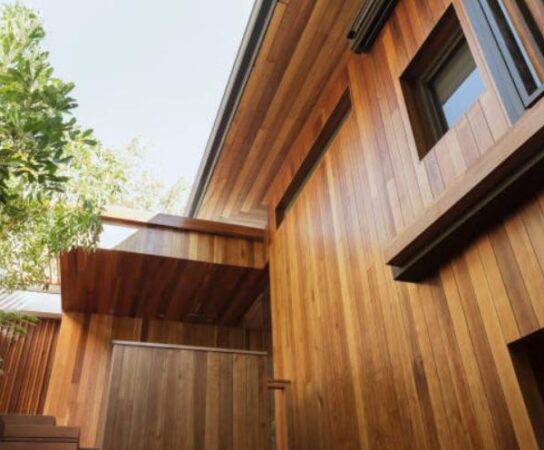 Modernisation de façade : l’effet d’une pose verticale à claire-voie