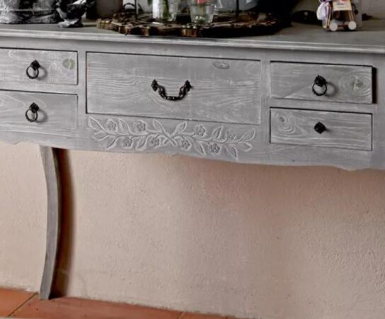 Comment patiner un meuble pour un effet vieilli authentique ?