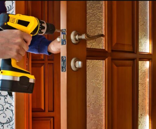 Menuiserie intérieure : comment ajuster et raboter les portes ?