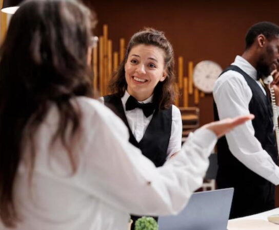 Le rôle crucial du maître d’hôtel dans la réussite de votre soirée