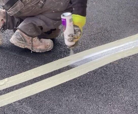 Bombe de peinture ou plâtre : quelle solution pour le traçage au sol ?