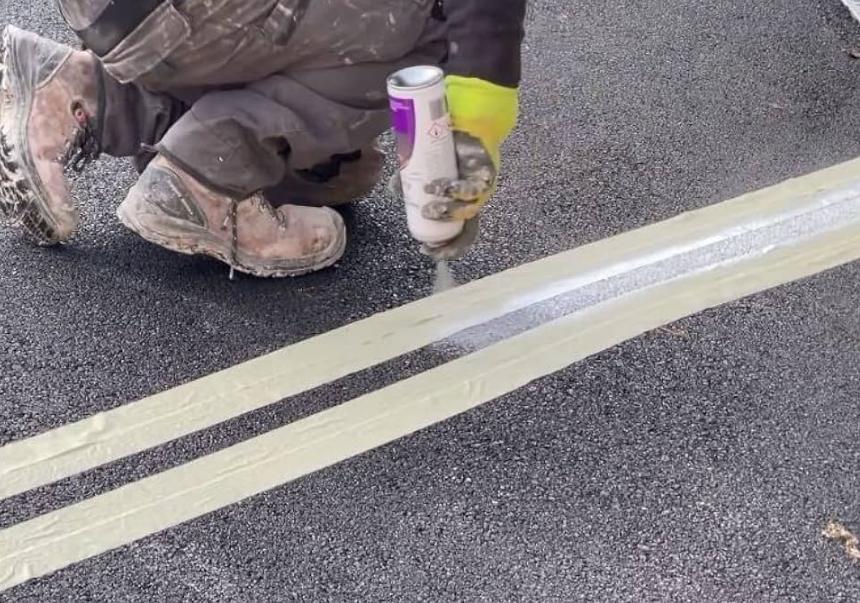 Bombe de peinture ou plâtre : quelle solution pour le traçage au sol ?