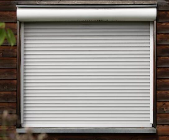 Rénovation de fenêtre : installer des volets solaires sans travaux lourds