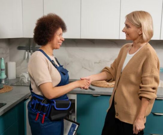 Aide ménagère : trouver un auxiliaire de vie de confiance