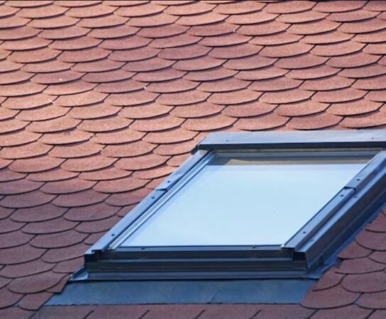 Fenêtre de toit : créer une lucarne ou poser un Velux ?