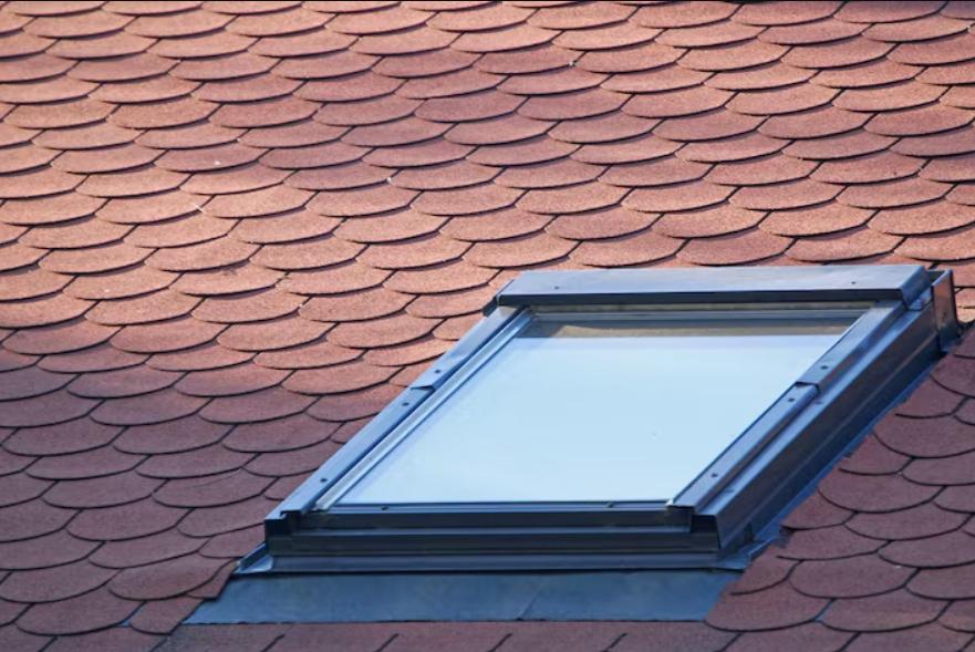 Fenêtre de toit : créer une lucarne ou poser un Velux ?