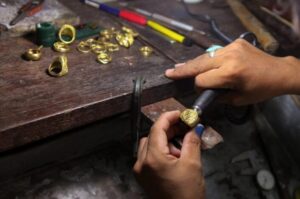 Gravure de bijoux en or et argent : récupérer les copeaux précieux