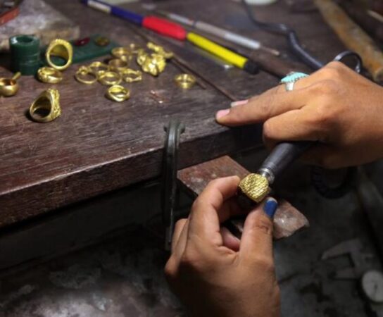 Gravure de bijoux en or et argent : récupérer les copeaux précieux
