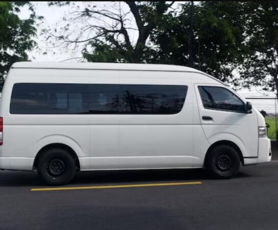 Location de minibus sans chauffeur pour un transfert vers l’aéroport