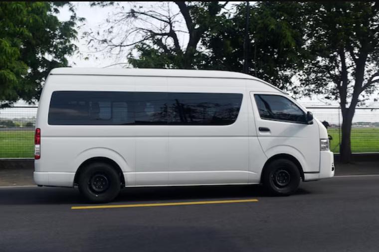 Location de minibus sans chauffeur pour un transfert vers l’aéroport