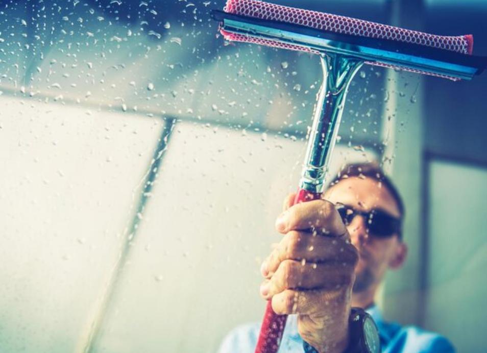 Nettoyage de vitres à l’eau pure : la technique pro sans traces