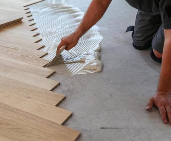 Pose de parquet collé : quelle colle privilégier pour durabilité et santé