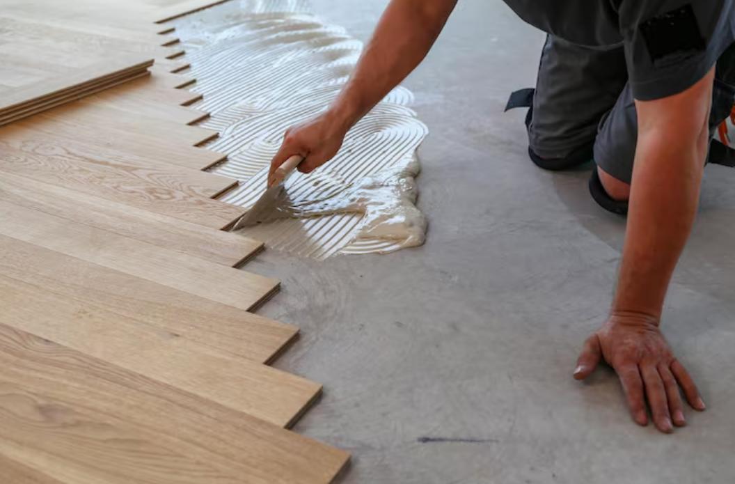 Pose de parquet collé : quelle colle privilégier pour durabilité et santé