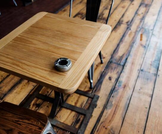 Table en bois brut, le meuble iconique de la salle à manger industrielle