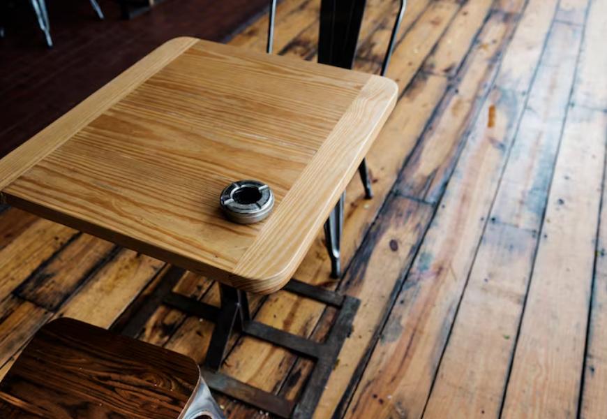 Table en bois brut, le meuble iconique de la salle à manger industrielle