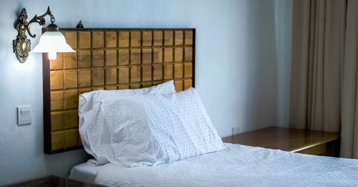 DIY : créez une tête de lit en bois brut pour une chambre de caractère
