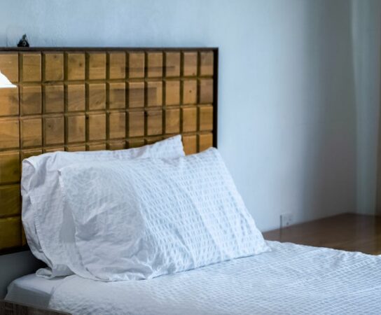 DIY : créez une tête de lit en bois brut pour une chambre de caractère