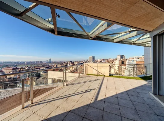 Comment remplacer un exutoire de fumée vétuste sur un toit terrasse ?