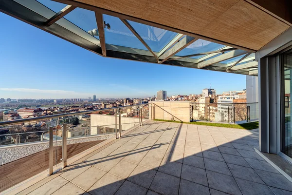 Comment remplacer un exutoire de fumée vétuste sur un toit terrasse ?