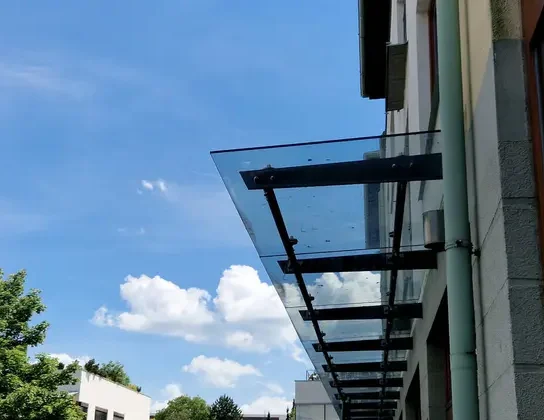 Le pouvoir des miroirs pour doubler la luminosité de votre entrée