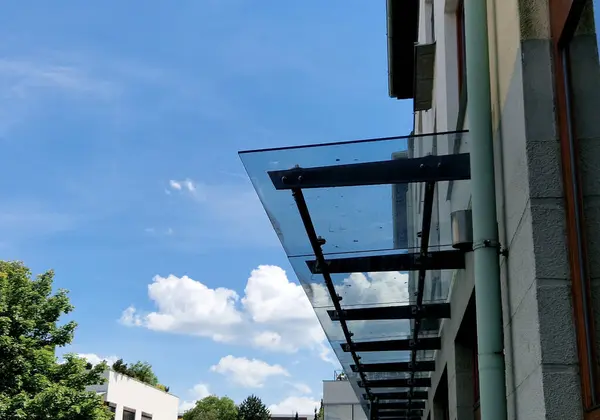 Le pouvoir des miroirs pour doubler la luminosité de votre entrée